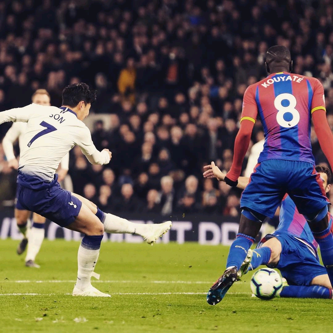 运动员们提 运动员们提